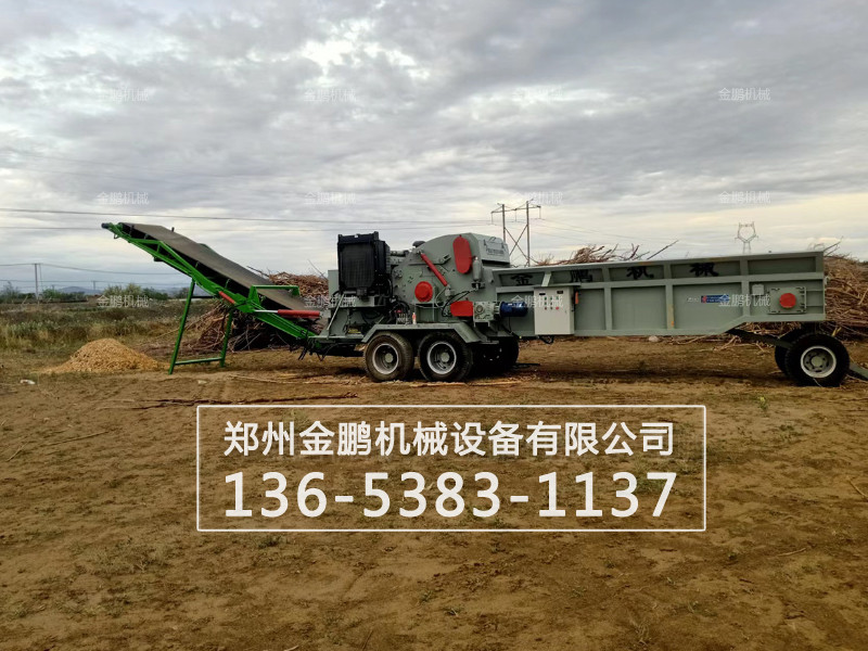 移动式木材综合破碎机在林区项目现场 运行图片
