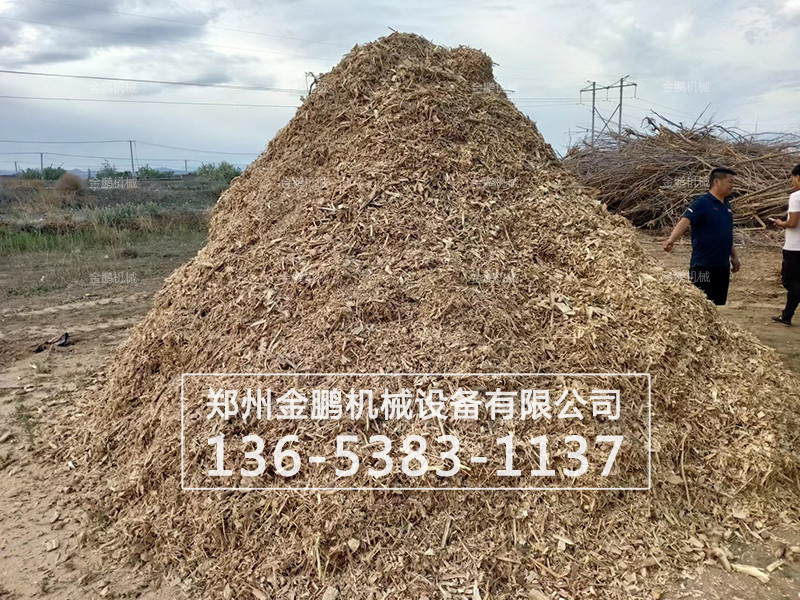 移动式木材综合破碎机在林区项目现场 运行图片