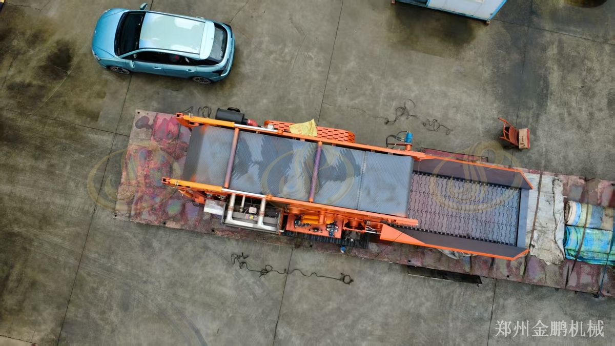郑州金鹏移动大型树根粉碎机在分散料场的预粉碎处理方案