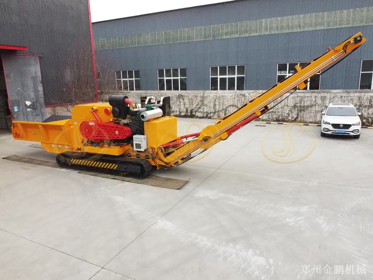 郑州金鹏移动树根树枝粉碎机解决林区分散料堆预粉碎难题