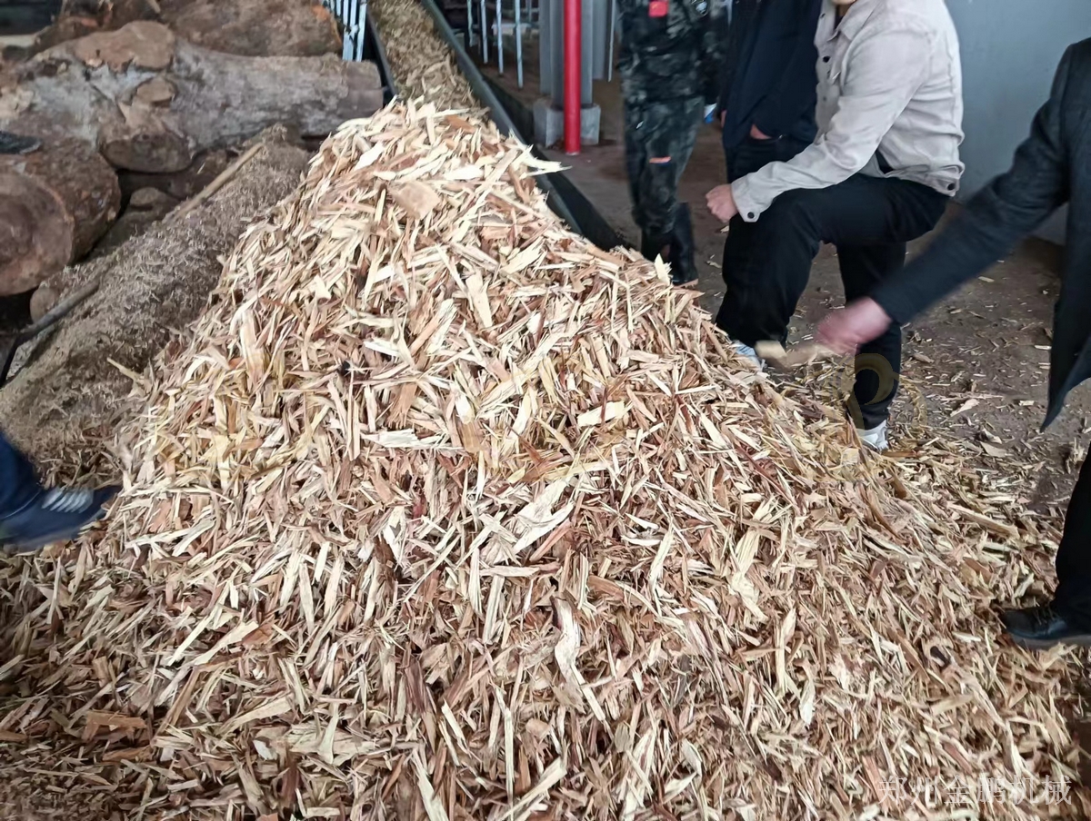 郑州金鹏大型移动式树枝粉碎机高产量现场处理配置